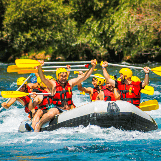 Grupo disfrutando del rafting en aguas bravas en Pucón, emocionante actividad al aire libre.